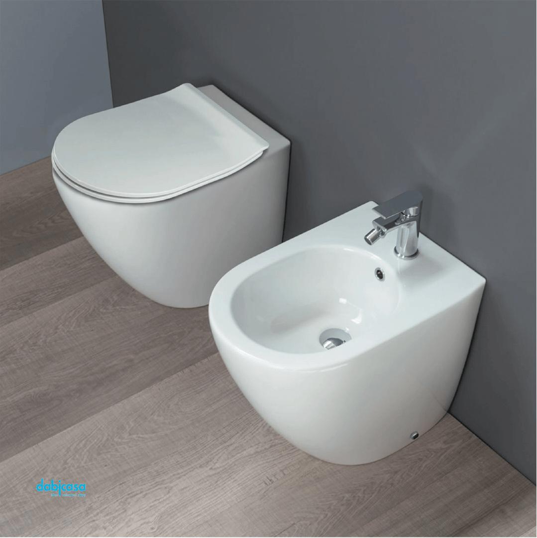 Ceramica Althea "Cover" Coppia Di Sanitari Da Terra Filo Muro Bianco Lucido Senza Brida Con Scarico Traslato - Dabicasa